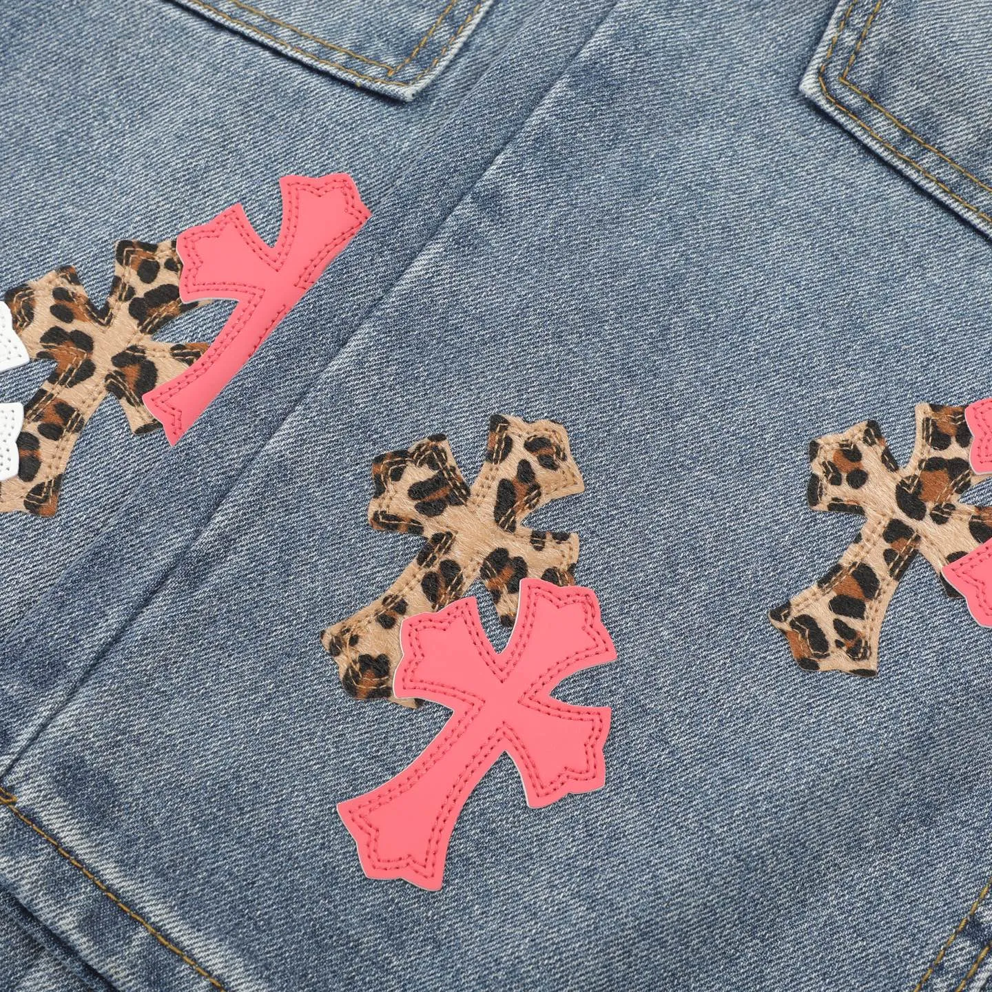 P280 CH Chromehearts Malaysia-limited leopard print cross patchwork leather workwear jeans and logging pants. The counter price is 34W. It is decorated with patchwork cross patterns and washed jeans! ! An absolutely high-end luxury product, a 1.9W-level god-level single product, a super popular product, made by top heavy industry, a magic weapon that cannot be missed! [About Zangyin] This is an extremely luxurious fashion brand that can also be called the aristocracy of the high street. It has always been an exclusive brand for some hipsters or rich second generations. Compared with ordinary high streets, it is more luxurious and noble. Compared with luxury brands, it is more fashionable and individual. It has always been a brand that I have a special liking for. [Top heavy industry fashion design] Consistently high-street luxury style. Speaking of this style, the Zangyin family and GU family are definitely the leading representative brands. Especially the Zangyin family has really achieved a state-of-the-art effect in creating high-street style. The unique washed material is used to create this style. The color system is already quite eye-catching. After it is decorated with patchwork cross flowers, it cleverly highlights the charm of the brand. Secondly, this style uses classic The high-waist cutting design highlights the long legs and fashionable temperament of the upper body. The brand is highly recognizable and the slim fit configuration is more suitable for daily wear. It is a product that interprets personality, fashion, and specifications at a glance. This single product is enough to make any fan excited. It can be a white T-shirt for a youthful college style, or a tight suspender for a royal style. It has strong matching ability and can be easily controlled by men.  [Materials and craftsmanship] Needless to say, this point goes without saying. As an excellent craftsman brand, Zangyin’s requirements for details and craftsmanship are really perfect. The washed color of this model has gone through so many processes, not to mention the embellishment of denim appliques. It is also purely hand-made and sewn. Just like what they believe in, only hand-made things have soul and have the meaning of wear. A top-notch heavy-duty fashionable denim item, I look forward to your perfect interpretation! !  Color: blue Size: 28-36
